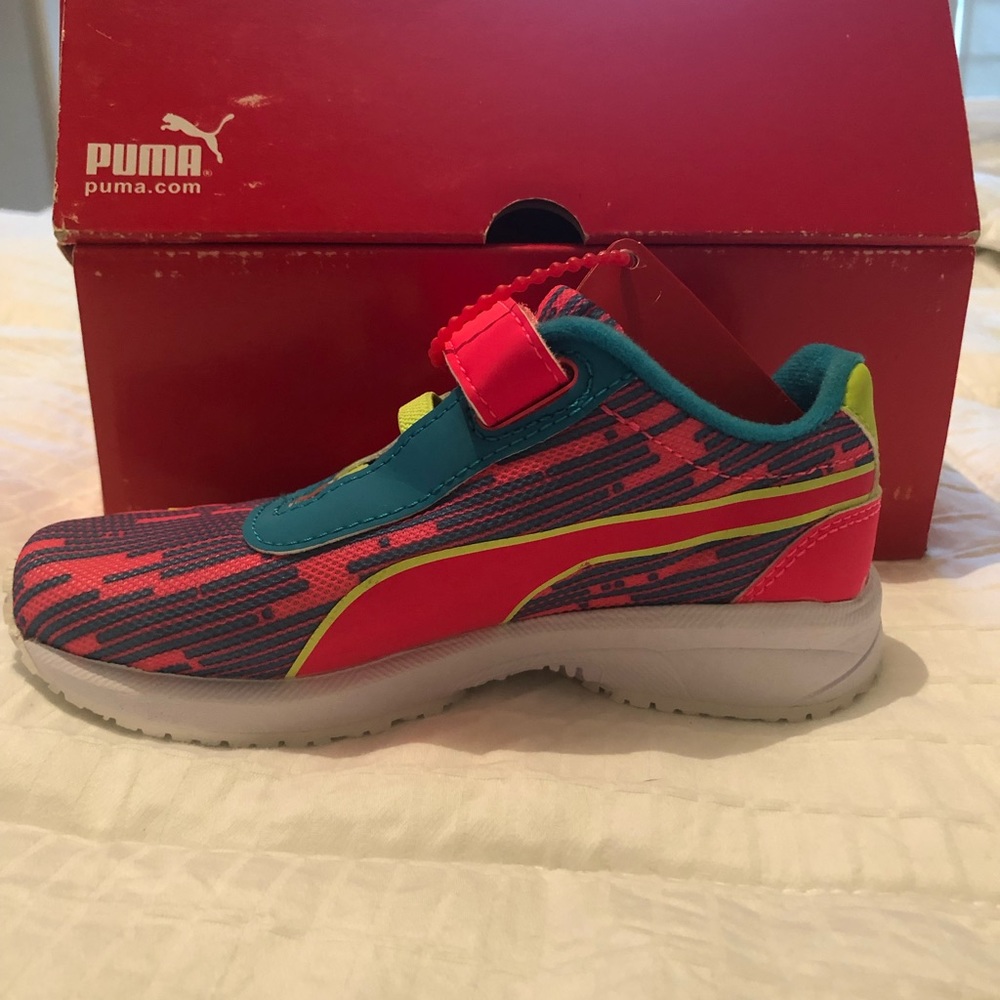 Kids/ girls Puma tennis shoes